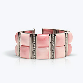 Armschmuck aus 18 Karat Weißgold mit Engelshaut-Korallen und naturfarben braunen Brillanten