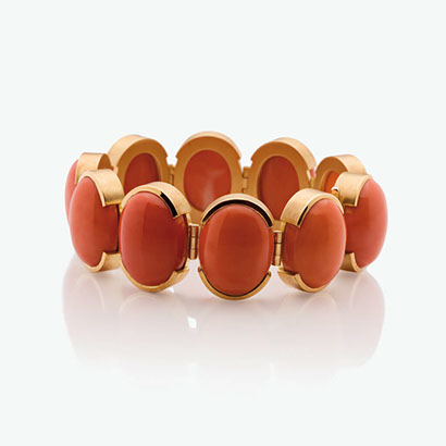 Armschmuck aus 18 Karat Gelbgold mit Momo-Koralle