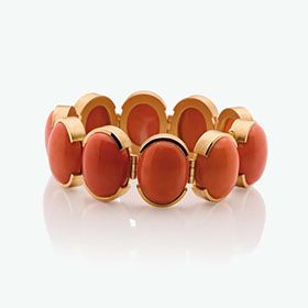 Armschmuck aus 18 Karat Gelbgold mit Momo-Koralle